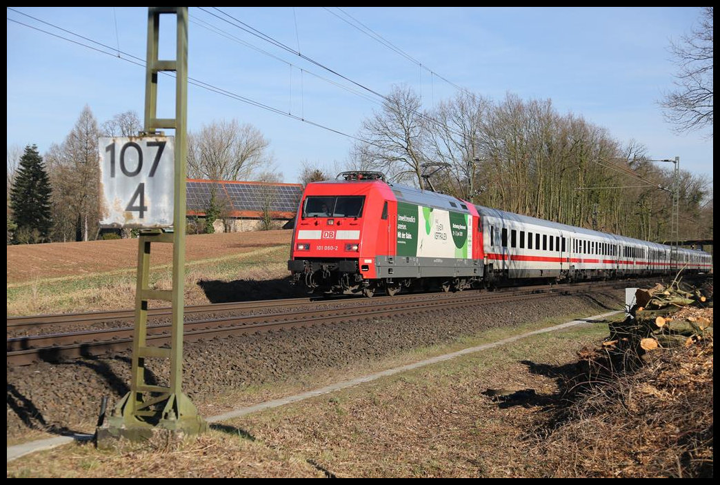 Mit Werbung für den Kirchentag in Dortmund 2019 war am 25.2.2019 um 11.39 Uhr die DB 101060-2 mit dem IC 1929 nach Köln auf der Rollbahn bei Hasbergen unterwegs.
