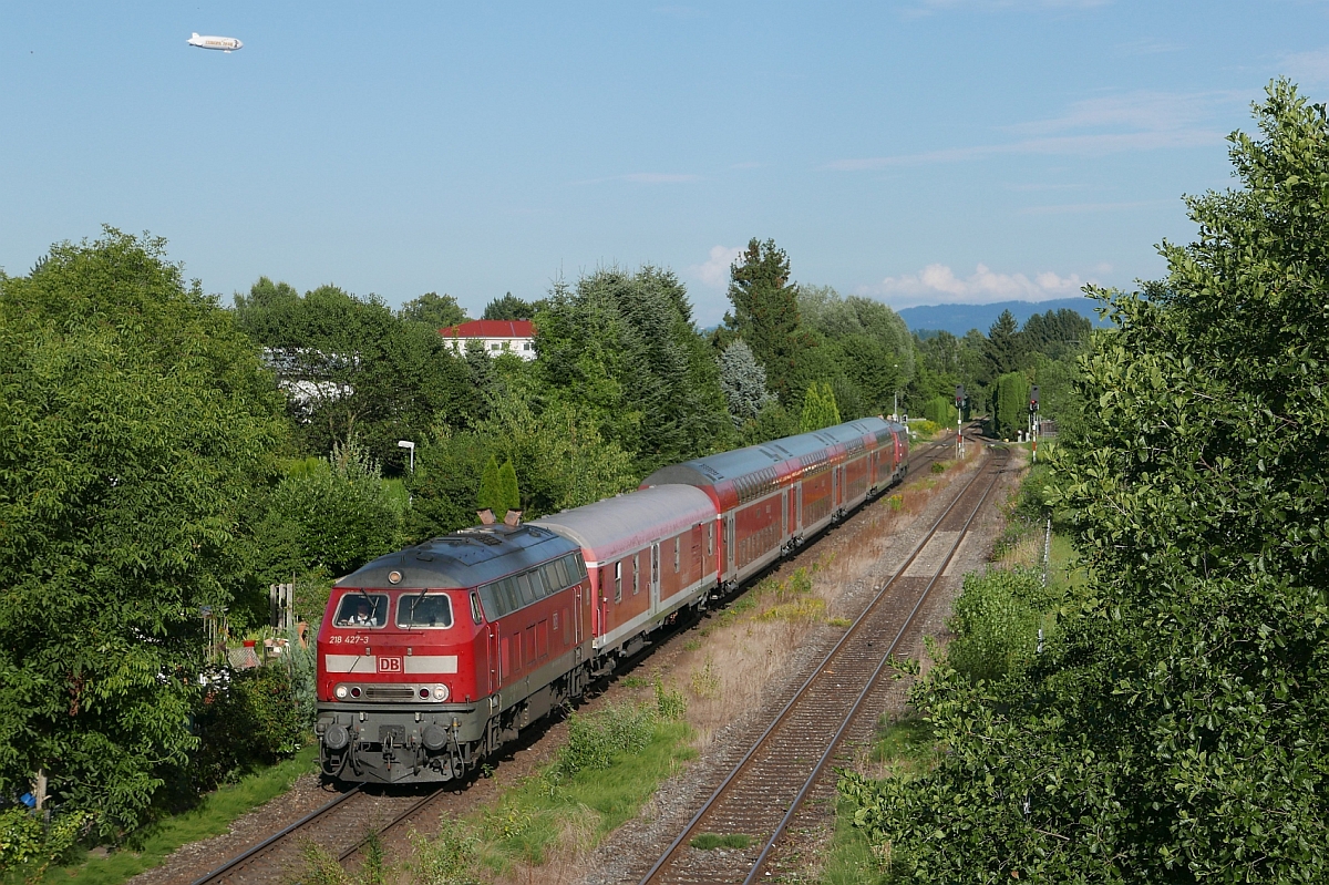 Mit der ziehenden 218 427-3 und schiebenden 218 412-5 durchfhrt IRE 4214, Lindau - Stuttgart, den Bahnhof von Langenargen. Am 14.08.2016 ist zustzlich der Fahrradwagen 51 80 92 92 011-6 (Dmd 498.1) in den Zug eingereiht.