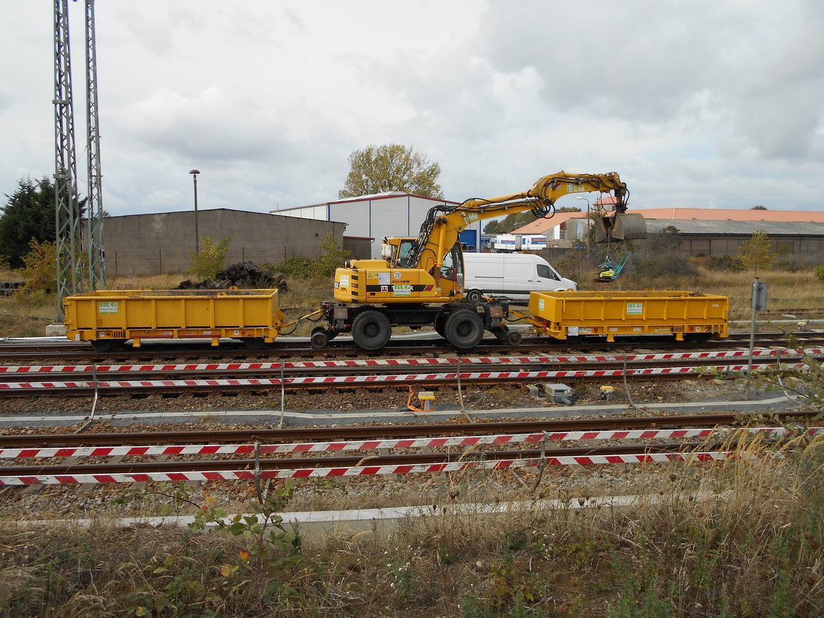 Mit zwei Anhängern ist dieser Zweiwegebagger,am 23.September 2018,in Bergen/Rügen unterwegs.