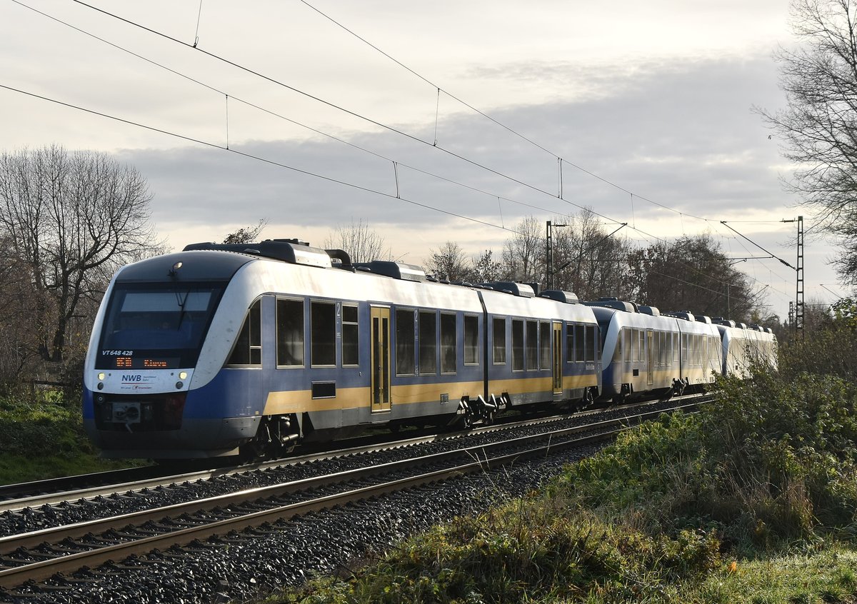 Mit zwei Brüderchen kommt der 648 428 der NWB als RE10 nach Kleve vor mein Objektiv.
Samstag 1.12.2018