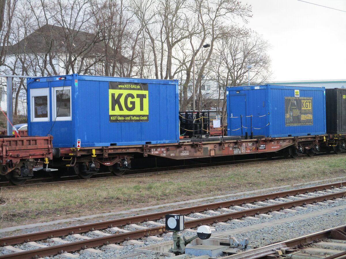 Mit zwei KGT Containern beladen stand dieser französsische Sgs,am 05.April 2022,in Bergen/Rügen.