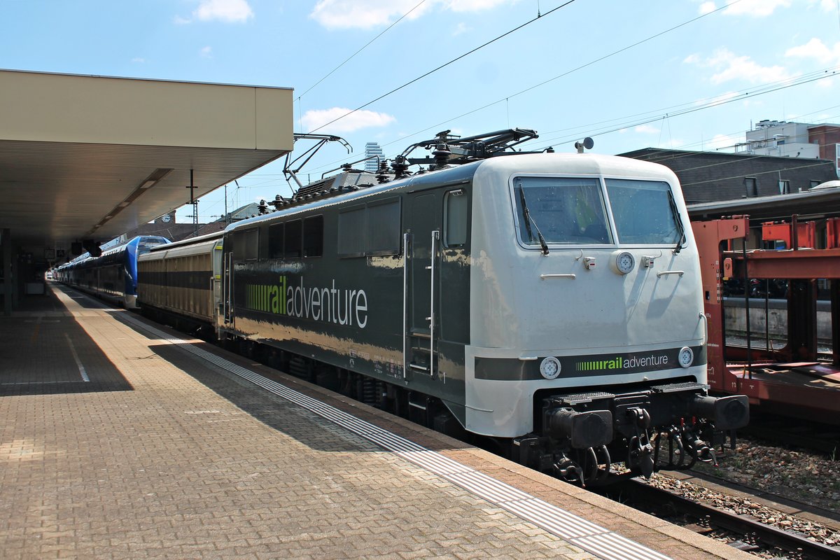 Mit den zwei neuen Mälartåg-Triebzügen 012 (701 612-2/701 112-3) und 013 (701 613-0/701 113-1) stand am Nachmittag des 17.06.2019 die RADVE 111 215-0 auf Gleis 2 im Badischen Bahnhof von Basel und wartete auf die Abfahrt in Richtung Weil am, Rhein.