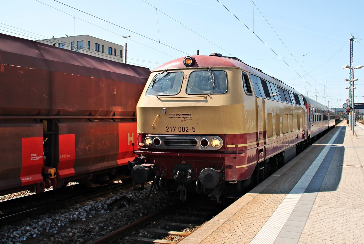 Mit zwei Reisezugwagen fuhr am 26.08.2015 BTE 217 002-5 durch den Hauptbahnhof von Regensburg in Richtung Süden.
