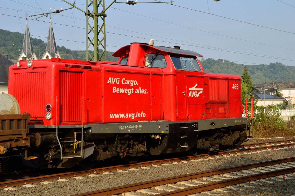 Mit zwei Rungenwagen stand in Boppard Hbf die AVG 465 als Bauzug abgestellt. Bei der Lok handelt es sich um die 92 80 1 213 340-3 D- AVG. 7.9.2014