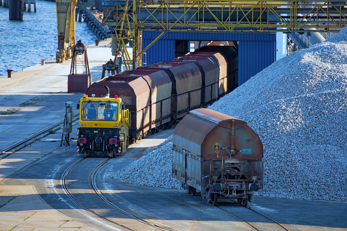 Mit einer Zwei-Wege-Zugmaschine von Windhoff wurden Schüttgutwagen im Stralsunder Nordhafen bereitgestellt. - 19.09.2016
