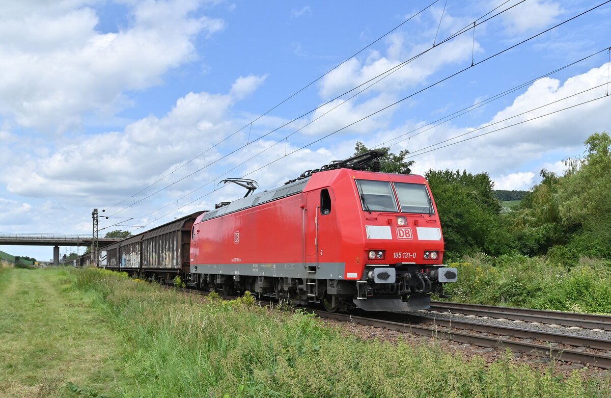 Mit zweiachsigen Schiebewandwagen kommt hier 185 131-0 bei Weinheim gen süden gefahren am Dienstag den 10.8.2021