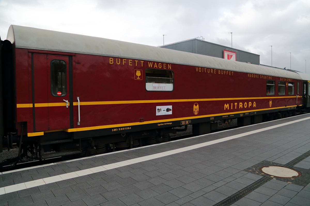Mitropa-Bufettwagen des Dampflokwerkes Meiningen, eingestellt am 17.10.2017 in einen Sonderzug der Nostalgiereisen Bebra e.V. nach Arnstadt, während des Zwischenstopps in Bad Salzungen.