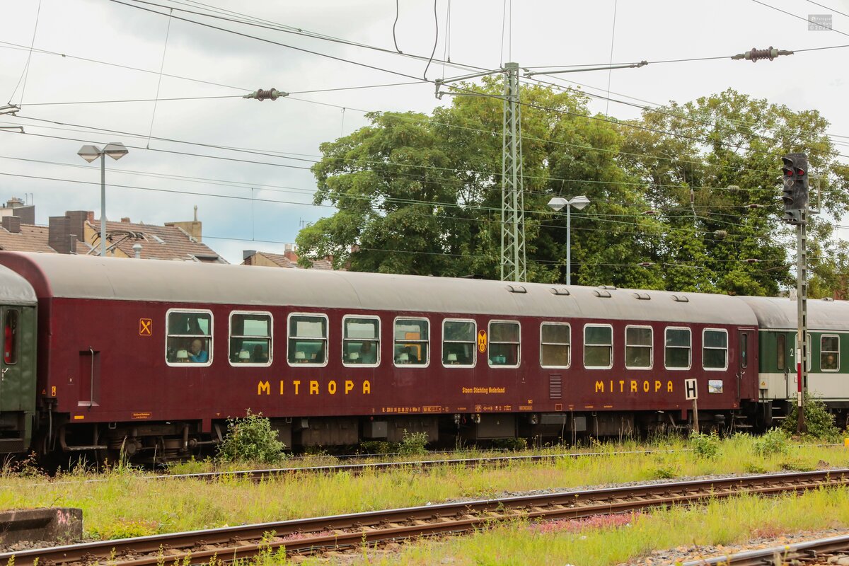 Mitropa Speisewagen von Stoom Stichting Nederland SSN in M�nchengladbach, Mai 2026.
Ende des Bahnsteiges mit Tele fotografiert.