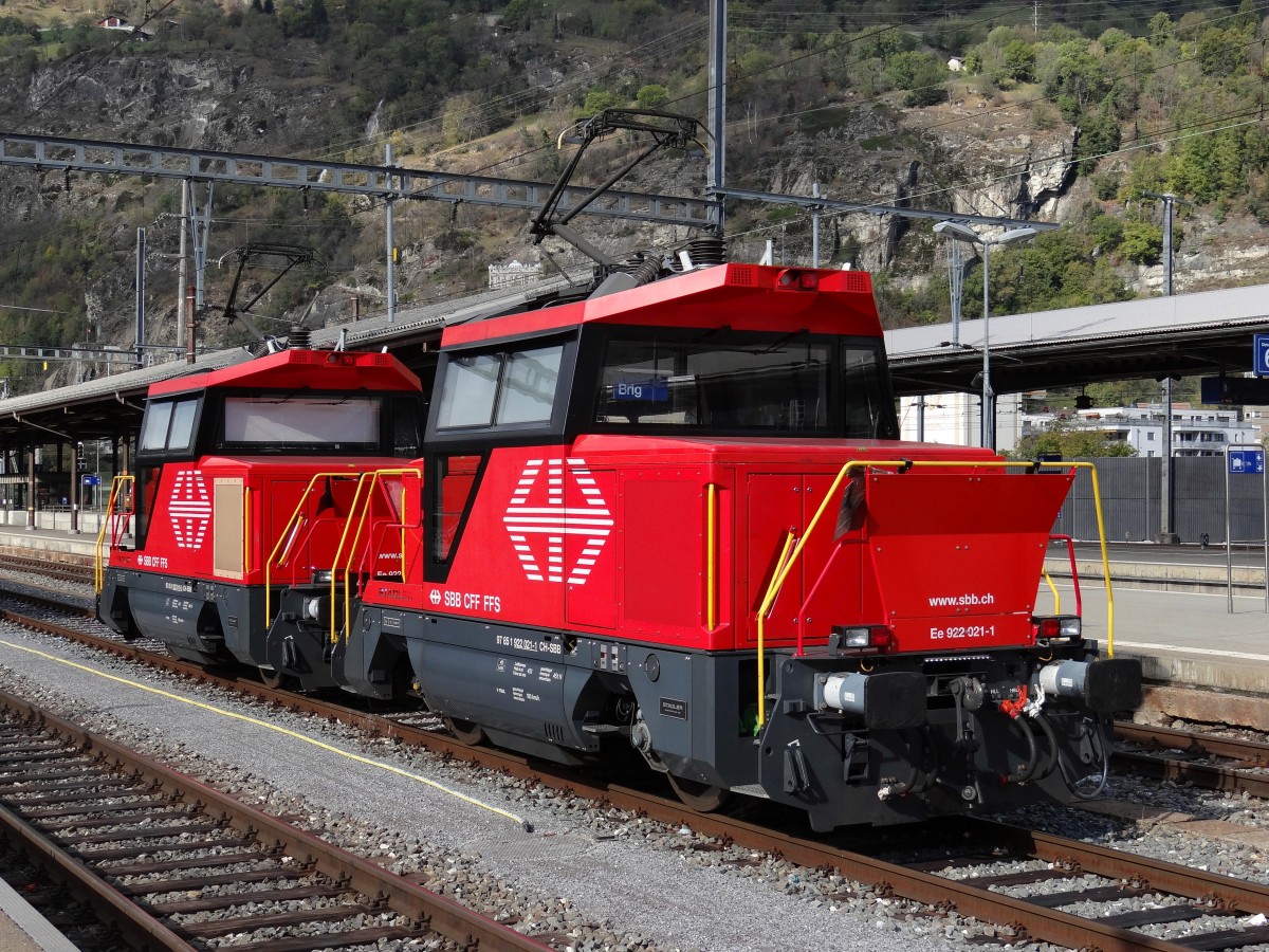 Mittagpause im Bf. Brig (Wallis) - Ee 922 019-5 und Ee 922 021-1 - 23-10-2014
