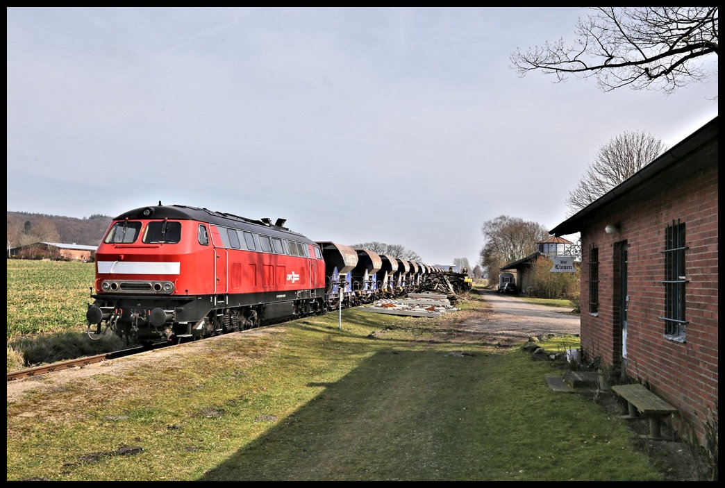 Mittags Pause am 16.03.2022 für den Schotterzug der LWC Lappwaldbahn im HBF Lienen, wie hier ein kleines Bahnhofsschild suggeriert! LWC 225079-3 war zuvor mit einem Schotterzug auf der TWE Strecke zwischen Bad Iburg und Lienen unterwegs gewesen und hatte dort die neu verlegten Gleise eingeschottert. Nach der Mittagspause ging es dann mit dem Leerzug nach Lengerich zurück.  Am 16.03.2022 wurden wieder Teilbereiche der Teutoburger Wald Eisenbahn im Bereich Bad Iburg und Lienen geschottert. 