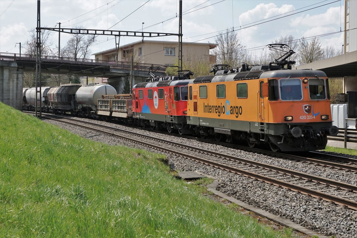 Mittagsgüterzug RBL-Langenthal-RBL vom 20. April 2021 mit der sehr fotogenen Traktion bestehend aus den Re 420 320-4  Interregio Cargo  und Re 420 294-1  Cirkus Knie  bei Murgenthal.
Normalerweise verkehrt diese Leistung mit einer Re 620.
Foto: Walter Ruetsch 