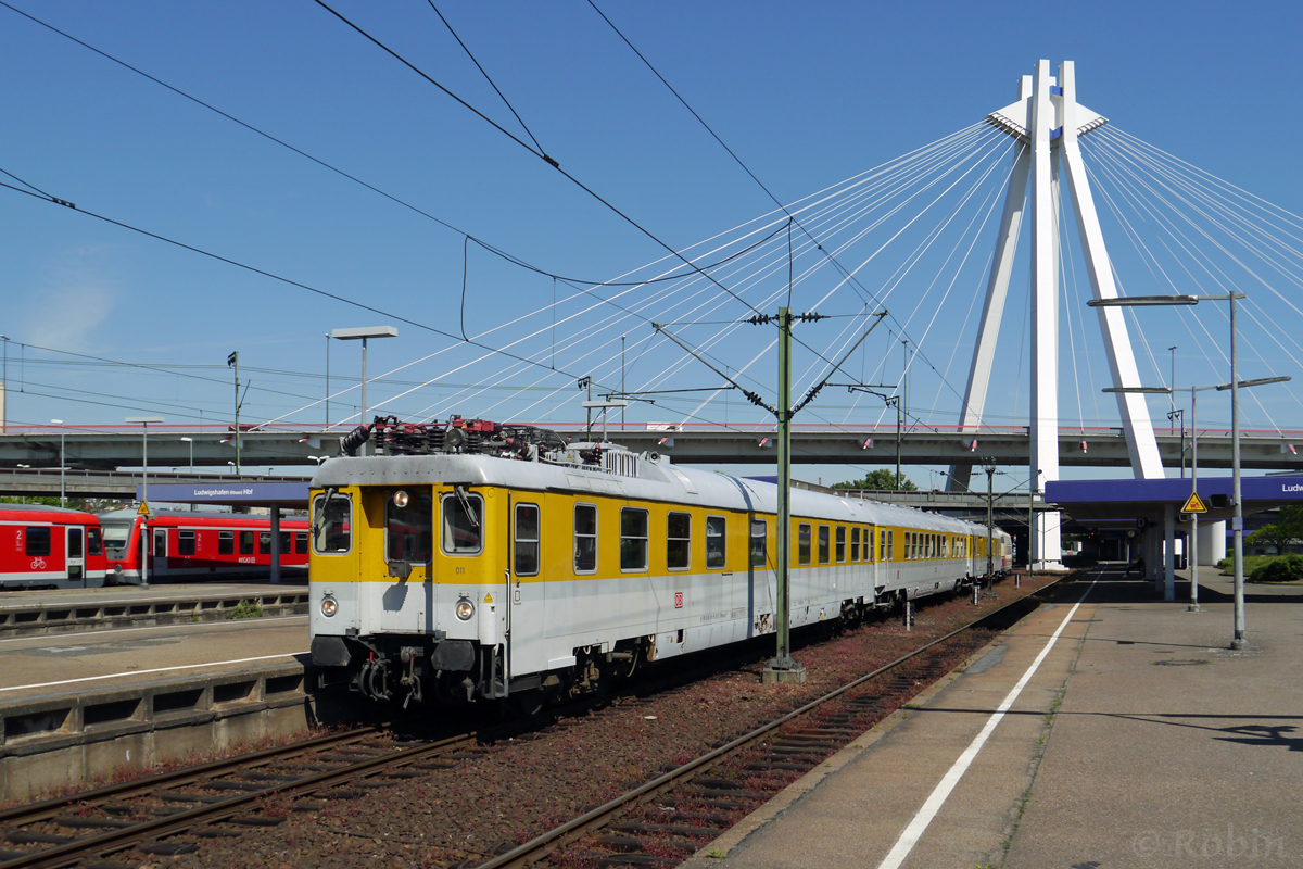 Mittagspause auf dem Messzug.
Während der vielen Pendelfahrten mit 103 222-6 war auch genug Zeit, um im Hauptbahnhof von Ludwigshafen etwas zu essen zu holen. 
(17.04.2014)