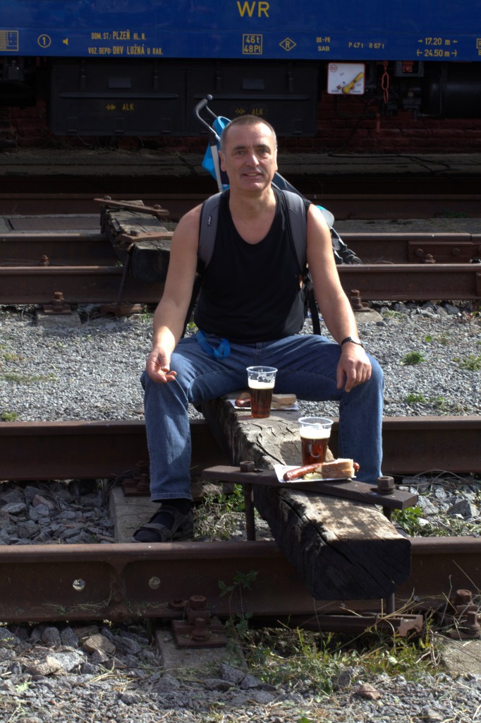 Mittagspause auf einem  Vorprellbock  in Hradec Kraloce, der Narodni Den Zelecnice
macht es möglich, ein tschechischer Bahnfotograf saß gegenüber und drückte den Auslöser. 26.09.2015   12:10 Uhr.