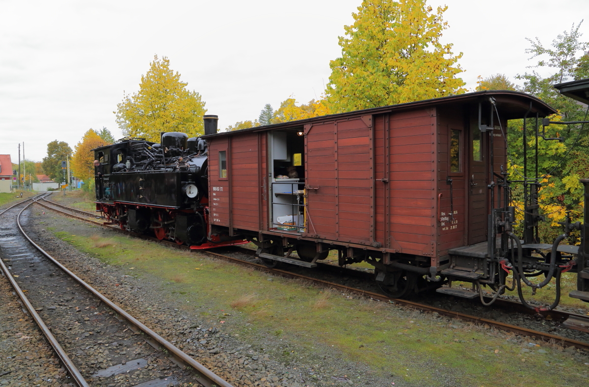 Mittagspause. Das  Buffet  ist eröffnet! (Aufnahme während einer IG HSB-Sonderzugveranstaltung am 23.10.2016 beim Aufenthalt im Bahnhof Harzgerode)