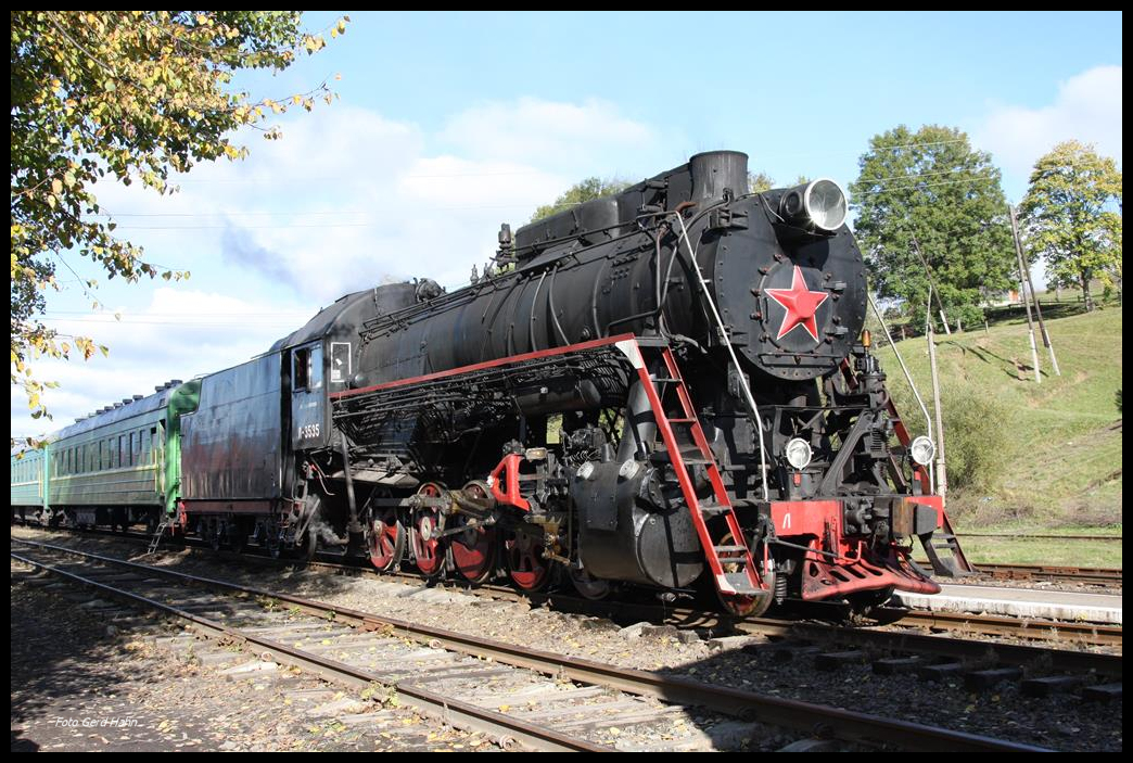 Mittagspause für L 3535 und das Lokpersonal am 14.10.2016 im Bahnhof Yassinja.