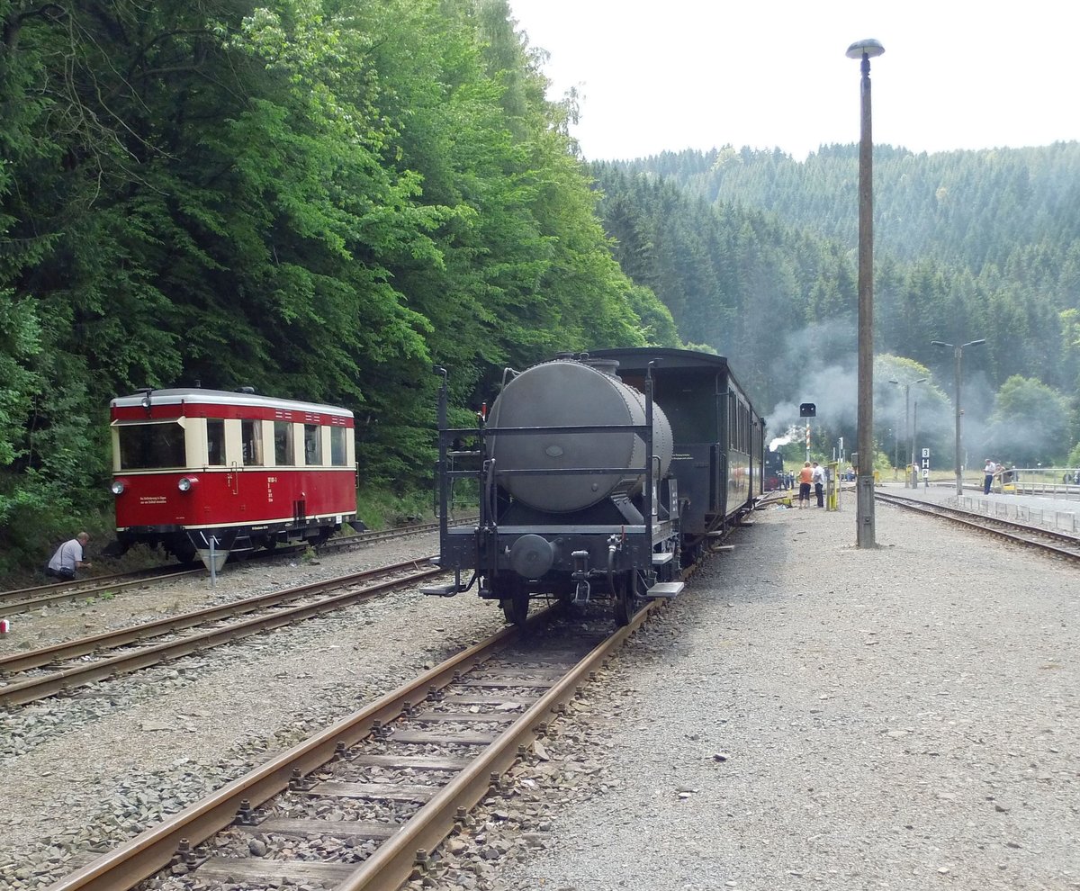 Mittagsrast in Eisfelder Talmühle,am 13.07.2013 stand der 187 001 auch schon in Ruheposition, seine Gäste frequentierten derweil die Bahnhofsgaststätte.
Während unsere 99 5906 gemächlich am Wasserkran vor sich hin qualmte, wurde der Triebwagen penibel vermessen.