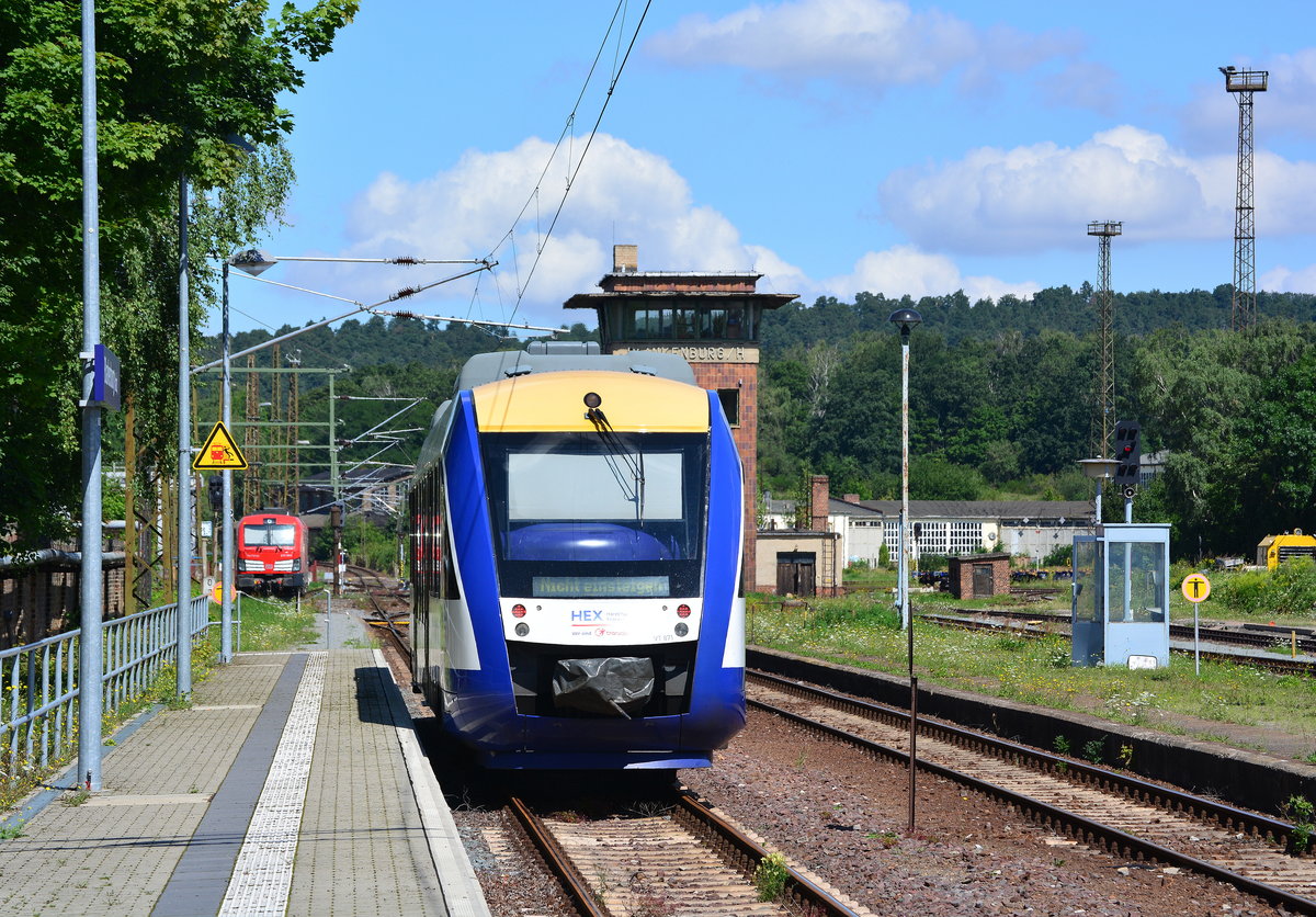 Mittagsruhe in Blankenburg. Während VT871 alias 640 122-7 der HEX sich sonnt, darf 247 904-6 ihren Durst an der Tankstelle löschen. 

Blankenburg 05.08.2017