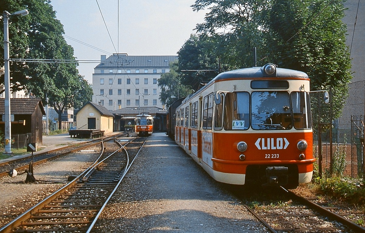 Mittagsruhe im früheren Linzer Lokalbahnhof in der Coulinstraße im Sommer 1992, im Vordergrund der ET 22 133/233 (ex Köln-Frechen-Benzelrather Eisenbahn 1288), im Hintergrund der ET 132/232 (ex KFBE 1287). Mit der Einbindung der Linzer Lokalbahn in den Hauptbahnhof wurde dieses Provisorium am 08.11.2005 stillgelegt.