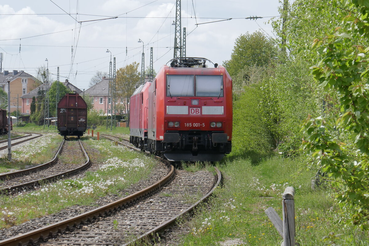 Mittagsruhe für die erste Lokomotive einer großen Serie: Die 185 001 der DB Cargo wartet am 4. Mai 2022 auf einen neuen Einsatz in Freilassing. Drehstromlokomotiven erscheinen mir immer als  neu  - dabei ist die 185 001 im Jahr 2022 bereits 20 Jahre alt! Mittwoch, 4. Mai 2022