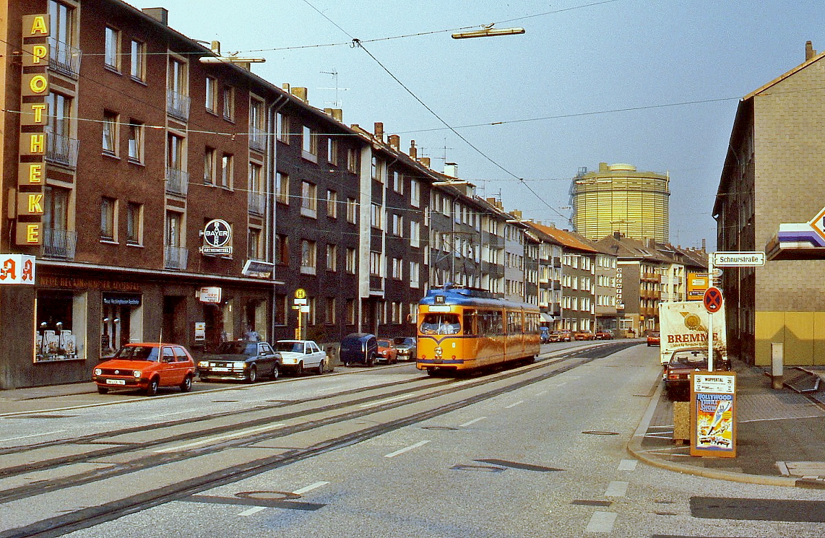 Mitte der 1980er Jahre ist ein Wuppertaler Achtachser der Serie 3817-3822 als Linie 611 zum Gabelpunkt auf der Heckinghauser Straße unterwegs