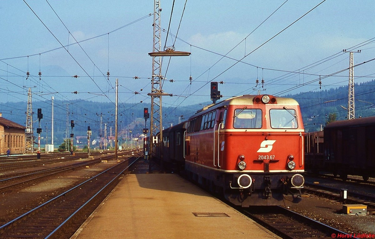 Mitte der 1980er Jahre fährt 2043.67 mit einem Regionalzug aus Lienz in Spittal/Millstättersee ein