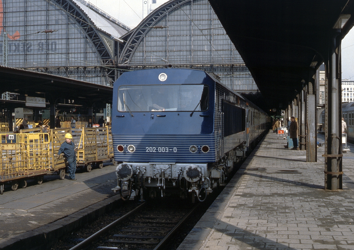 Mitte der 1980er Jahre gab es einen Umlaufmischplan für 202 003 und 218, der u.a. einen sonntäglichen Eilzug von Frankfurt nach Pirmasens enthielt, der aber meist mit 218 gefahren wurde. Am Ostersonntag 1985 hatte ich Glück und erwischte tatsächlich 202 003 vor diesem Zug.
