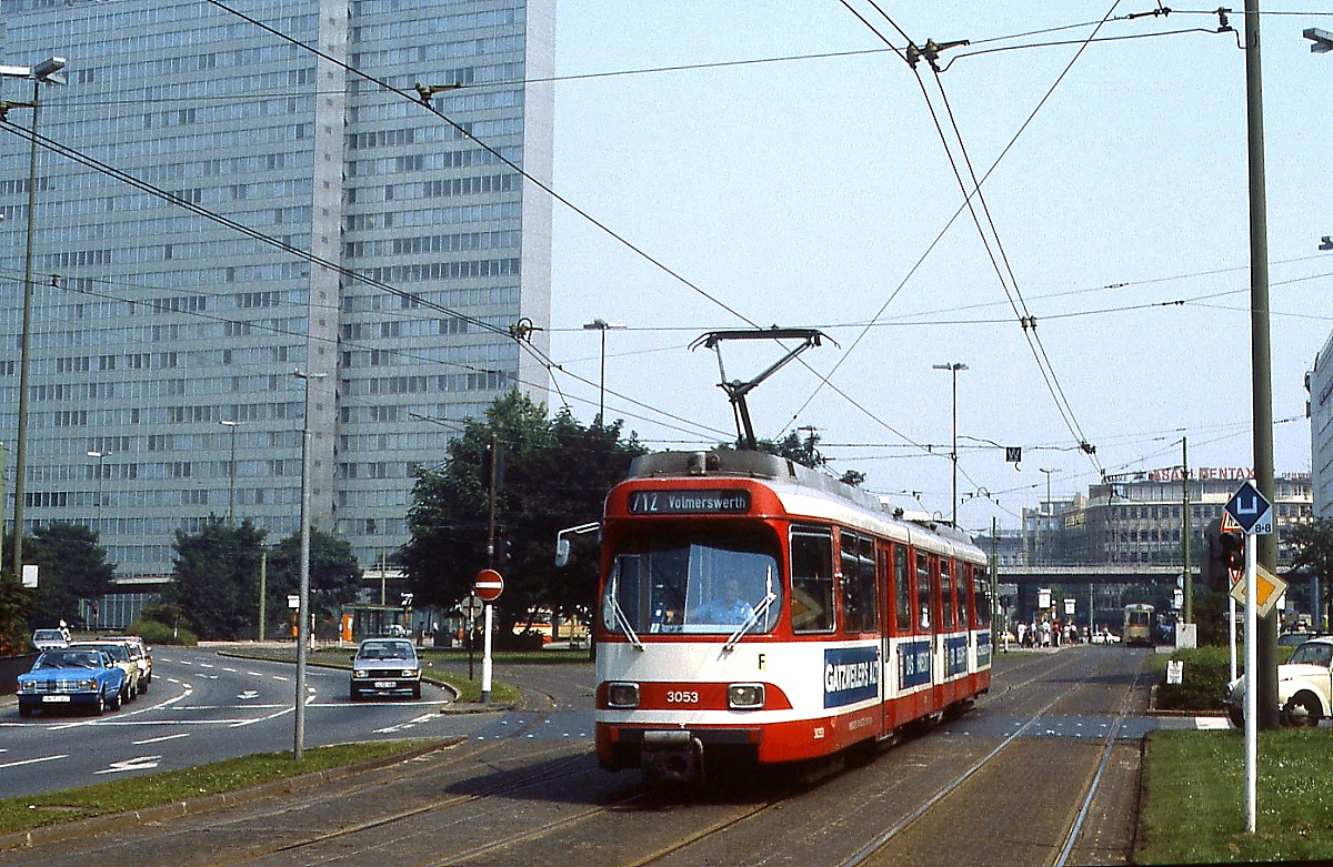 Mitte der 1980er Jahre hat der GT8S 3053 den Jan-Wellem-Platz verlassen und fährt weiter nach Volmerswerth, links das Dreischeibenhaus, ein Düsseldorfer Wahrzeichen