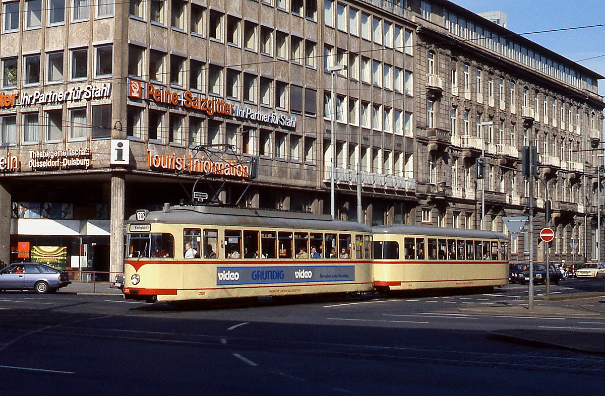 Mitte der 1980er Jahre überquert der Großraumwagen 2101 mit einem ex-Tw als Beiwagen die Kreuzung Elberfelder Straße/Heinrich-Heine-Allee