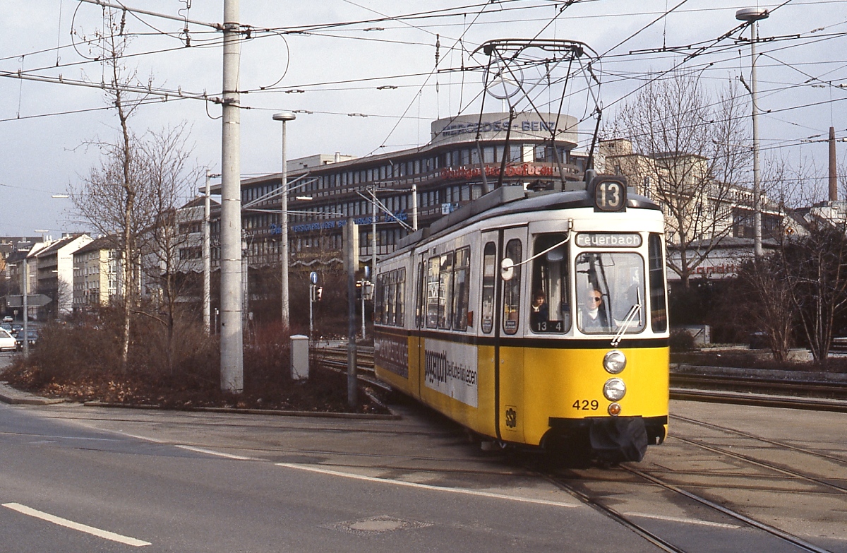 Mitte der 1990er Jahre überquert der auf der Linie 13 eingesetzte GT4 429 den Wilhelmsplatz in Bad Cannstatt