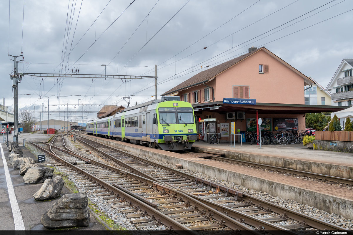 Mitte 2021 wird der Bahnhof Kirchberg-Alchenflüh modernisiert. Da nutzte ich am 31.01.2021 die Gelegenheit und fotografierte BLS RBDe 566 II 236 bei der Einfahrt in den ehemaligen RM Bahnhof.