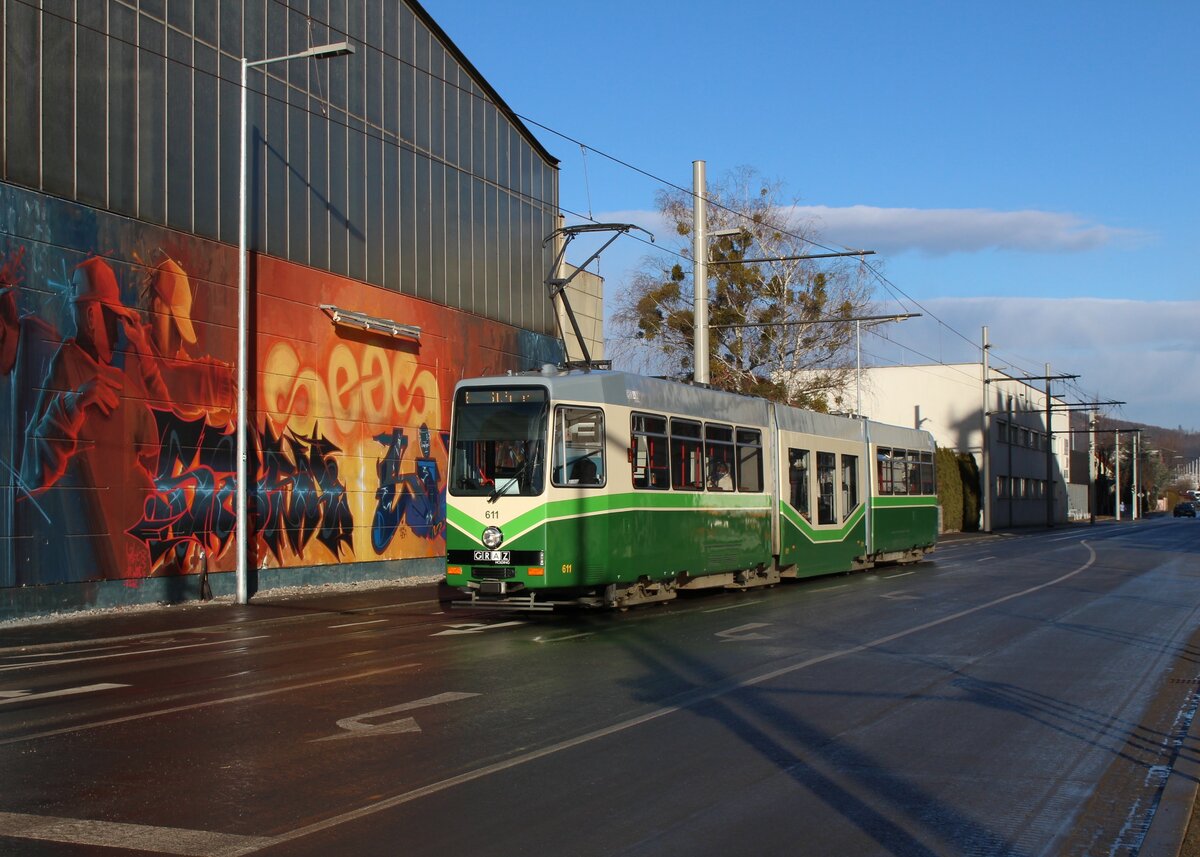 Mitte der 80er Jahre als Zweiteiler von SGP Graz geliefert und Ende der 90er Jahre von Bombardier mit einem Niederflur Mittelteil ausgestattet fahren die 600er für die Holding Graz.
Am 8.2.2022 fährt Wagen Nr. 611 auf der Linie 6 zwischen der Endstation Smart City und der Haltestelle Nikolaus-Harnoncourt-Park in Richtung St.Peter.
