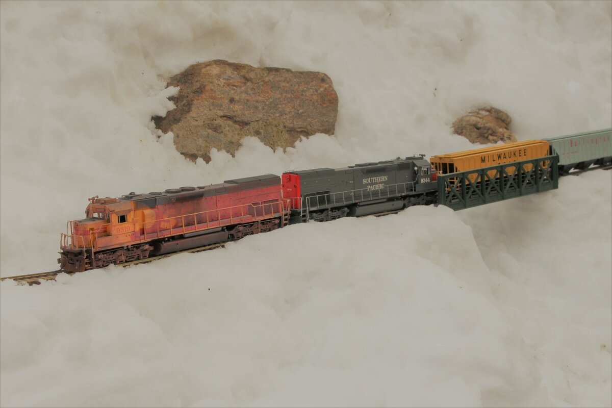 Mitte der 90er Jahre fuhr zweimal pro Woche ein Getreidezug von Runneg zum Hafen von Los Angeles.
Die SD45T-2 #9319 und #9344 brachten den Zug über die Runneg Subdivison durch den verschneiten Runneg River Canyon.
Bild vom 13.12.2021