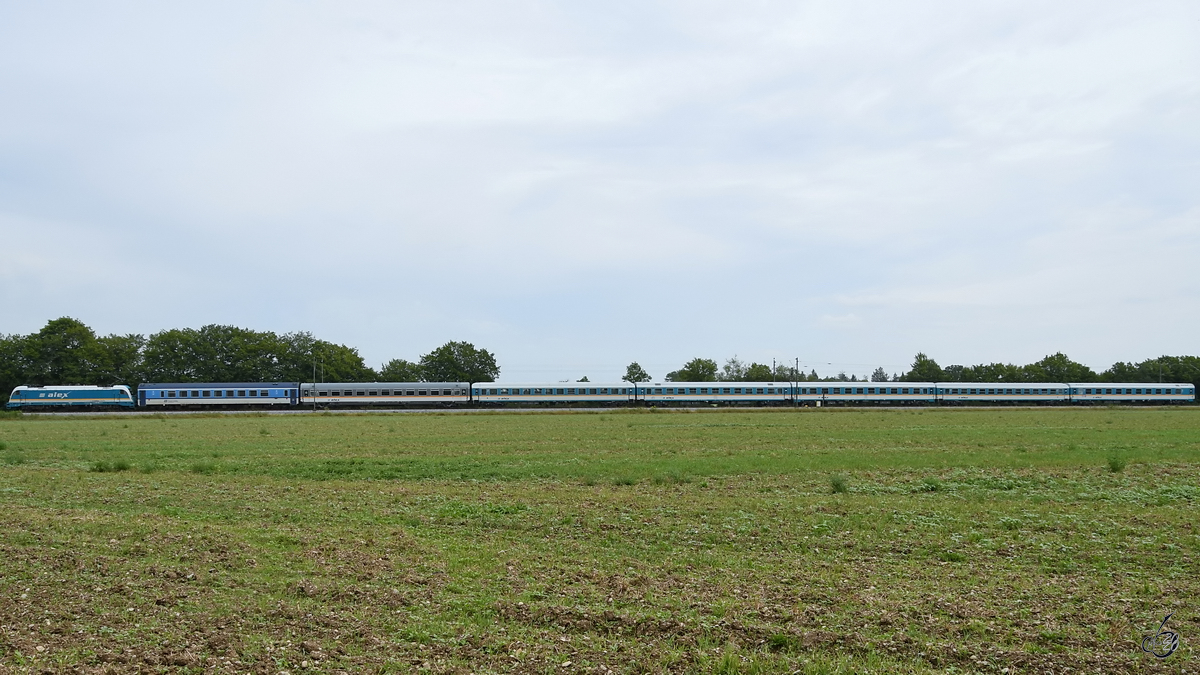 Mitte August 2020 war dieser von der Elektrolokomotive 183 003 gezogene Regionalzug von Alex in Oberschleißheim zu sehen.