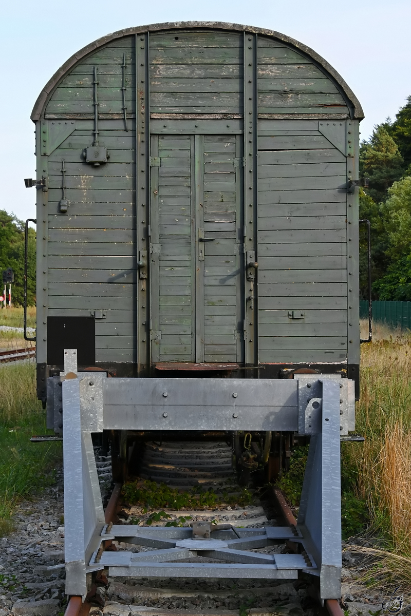 Mitte August 2021 war am Heringsdorfer Bahnhof dieser Gerätewagen (40 50 945 0322 5) zu sehen.