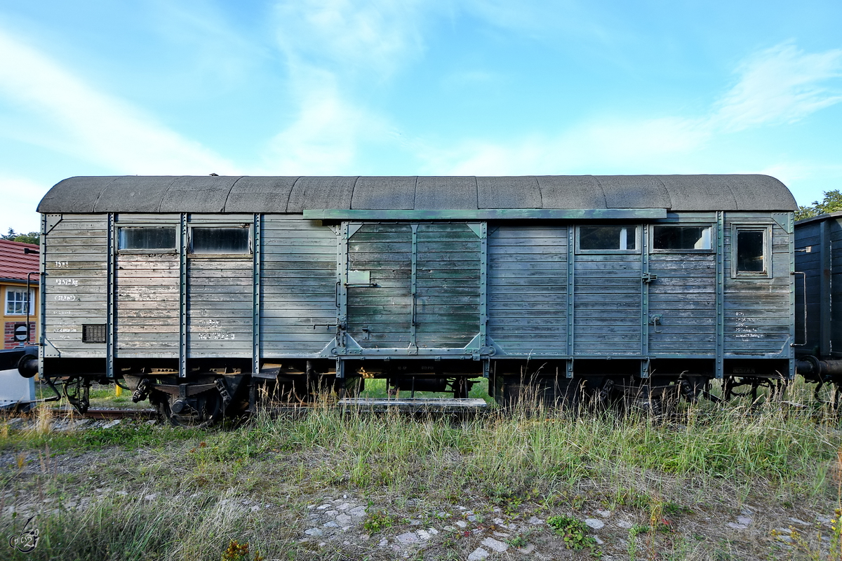 Mitte August 2021 war am Heringsdorfer Bahnhof dieser Gerätewagen (40 50 945 0322 5) abgestellt.