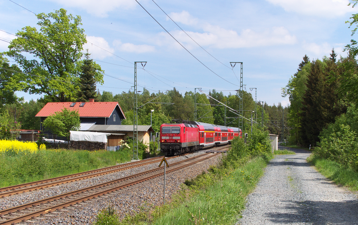 Mitte - Ende Mai sind wir ja meist im Vogtland zu Gast. Am 18.05.2015 bringt 143 814-2 ihren Regionalexpress von Hof nach Dresden. Hier beim BÜ Kornbach befindet sich der Zug im sächsisch - thüringischen Grenzgebiet. Bahnstrecke 6362 Leipzig - Hof 