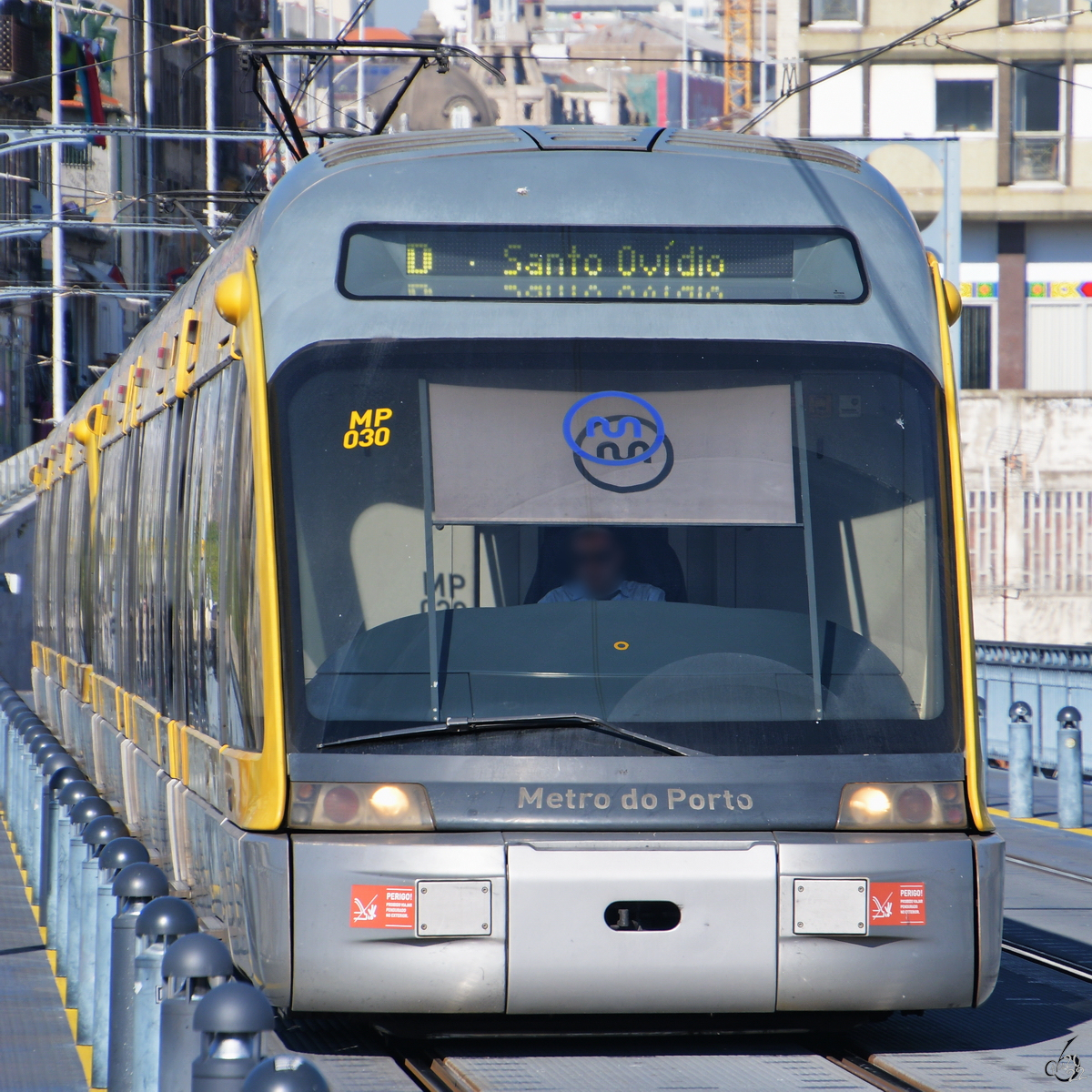 Mitte Januar 2017 befährt ein Fahrzeug der Metro do Porto die Brücke Ponte Luis I.