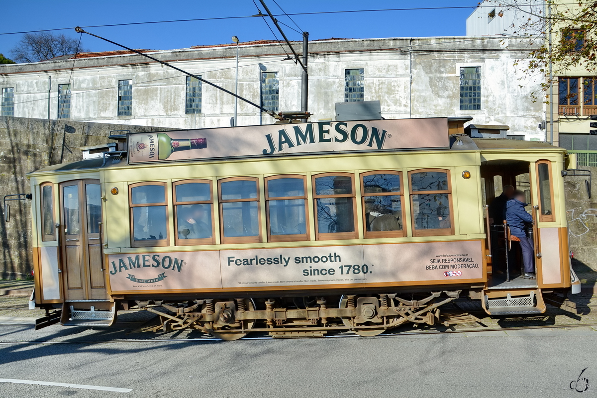 Mitte Januar 2017 war Eléctrico No. 213 der Sociedade de Transportes Colectivos do Porto (STCP) in Porto unterwegs.
