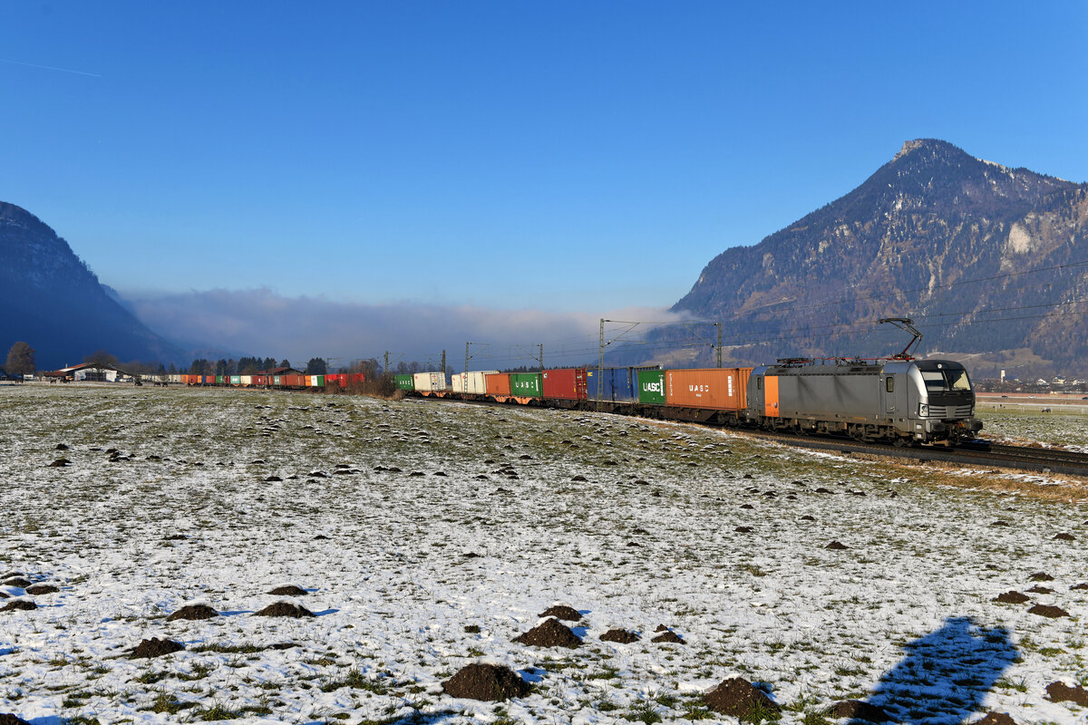 Mitte Januar gab es zumindest ein wenig Schnee im Inntal. Bei Niederaudorf begegnete mir die für TXLogistik fahrende 193 922 von northrail, die den DGS 43165 von Dradenau nach Wolfurt  bespannte. Der Containerzug wird allerdings bereits in Kufstein an die ÖBB zur Weiterbeförderung über den Arlberg übergeben. 