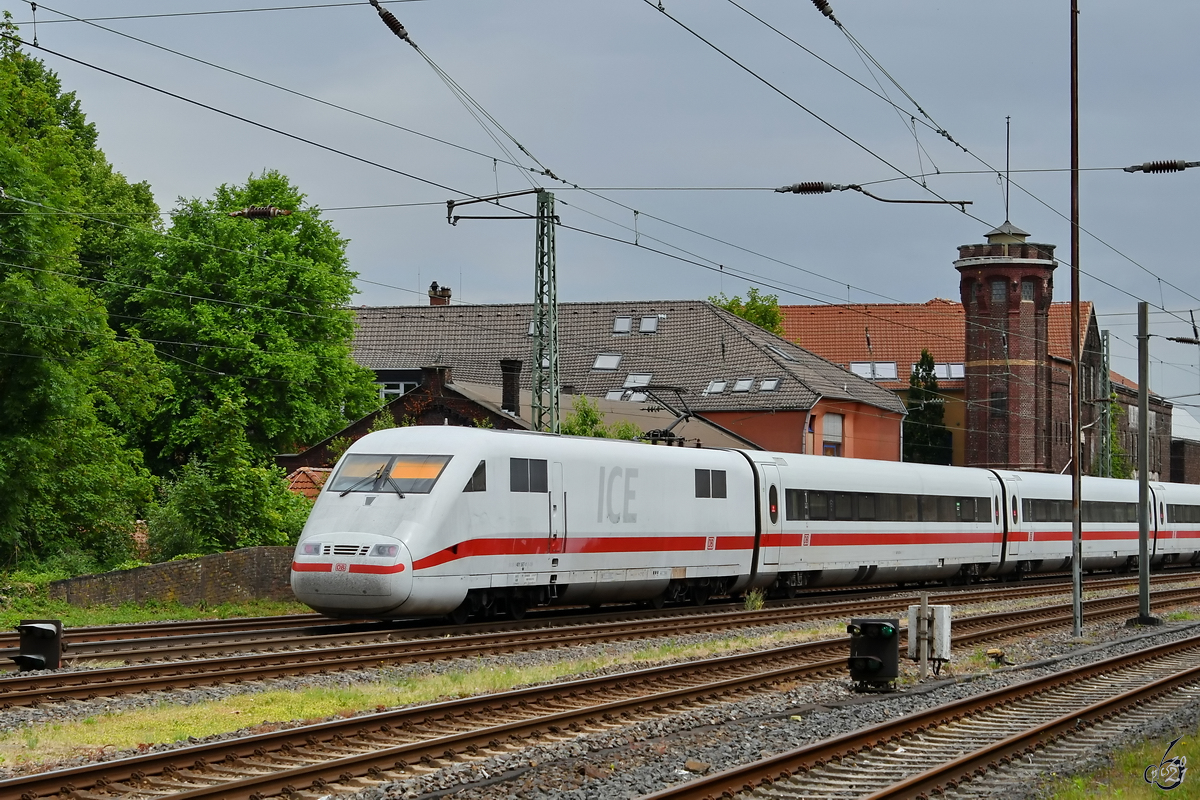 Mitte Juni 2021 war auf dem Ferngleis in Wuppertal-Unterbarmen ICE 401 587-1 zu sehen.