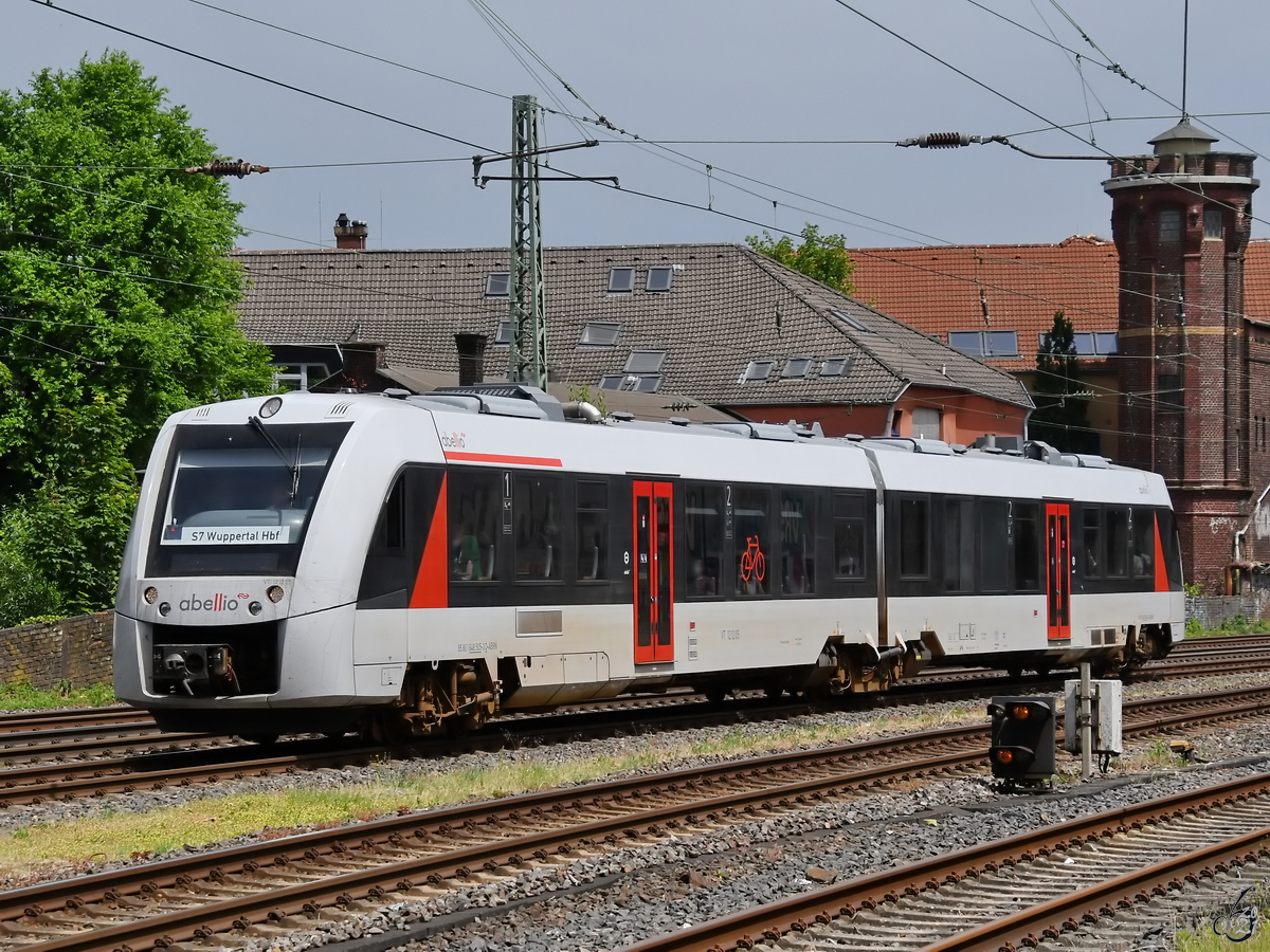 Mitte Juni 2021 war der Dieseltriebzug VT 12 12 05 in Wuppertal-Unterbarmen unterwegs.