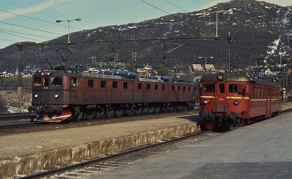 Mitte Mai 1988 treffen sich die mächtige, über 35 m lange Dm3 978-977-976 der SJ und der NSB-Triebwagen 67 03 im Bahnhof Narvik