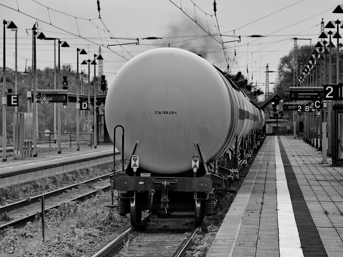 Mitte Mai 2021 konnte ich diese Abfahrt eines Kesselzuges vom Hauptbahnhof in Neustrelitz festhalten. Auf den ersten flüchtigen Blick könnte man meinen, dass eine Dampflokomotive den Zug ziehen würde. Es waren aber zwei Ludmillas.