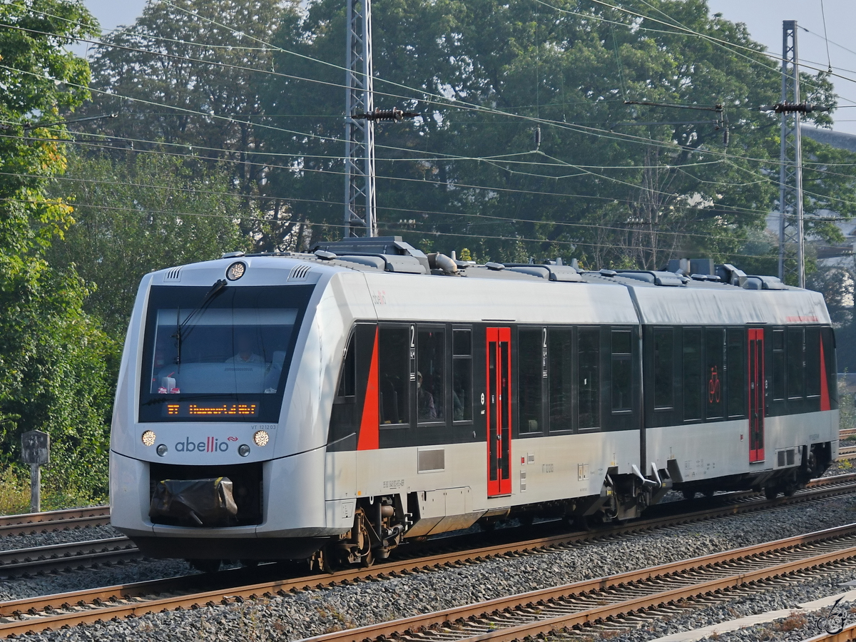 Mitte September 2021 war der Dieseltriebzug VT 12 12 03 in Wuppertal-Unterbarmen unterwegs.