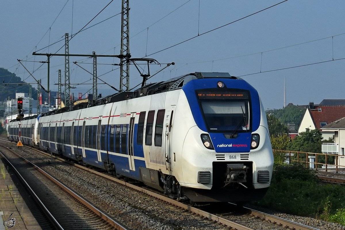 Mitte September 2021 waren die aneinander gekoppelten Elektrotriebzüge 868 und 860 auf der Linie RB48 auf dem Ferngleis in Wuppertal-Unterbarmen unterwegs.
