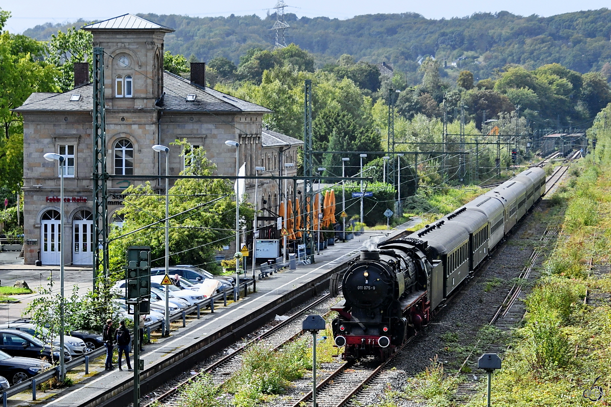 Mitte September 2022 war am Hattinger Bahnhof ein von der Dampflokomotive 011 075-9 gezogener Personenzug zu sehen.