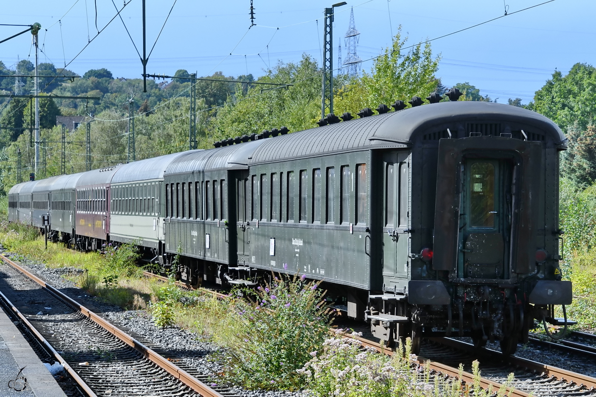 Mitte September 2022 wurde in Hattingen einige Personenwagen der Stoom Stichting Nederland abgestellt. Beim vorderen Wagen handelt es sich um einen K1A-Personenwagen (51 84 18 40 027-2) aus dem Jahr 1934.