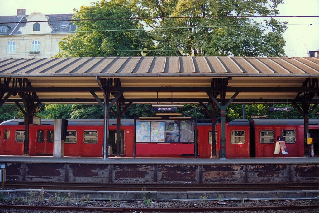 Mittelbahnsteig der Østerport St. in Kobenhagen mit einem MM 7??? S-Bahnzug am 24.August 2002. (Fotoscan)