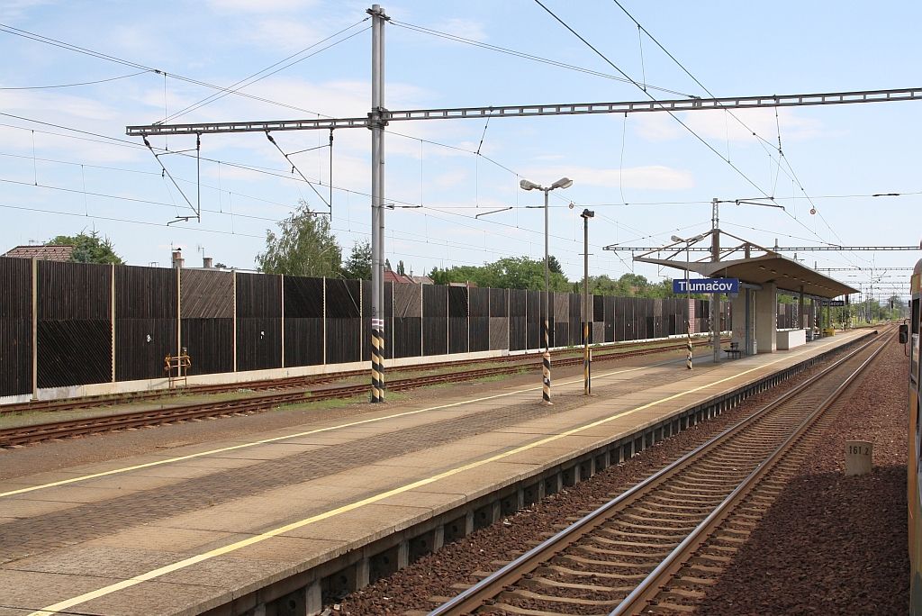 Mittelbahnsteig des Bahnhof Tlumacov am 06.Juli 2019.