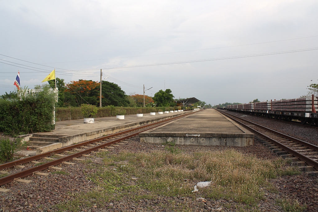 Mittelbahnsteig des Bf. Wihan Daeng, Blickrichtung Khlong Sip Kao Junction, am 29.Mai 2013. Obwohl die Kaeng Khoi Line nur dem Gterverkehr dient, und allenfalls umgeleitete Personenzge hier nicht halten, wurde der Bahnhof mit Bahnsteigen ausgestattet.